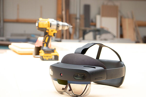 Augmented-Reality-Brille Eine Augmented-Reality-Brille liegt in einer Montagehalle