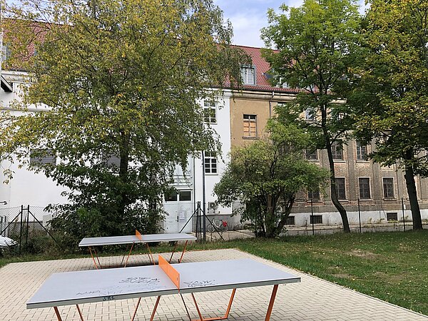 Ansicht Hofseite zur Eichendorffstr. 12 a Tischtennisplatten in Hof mit Gebäuden dahinter