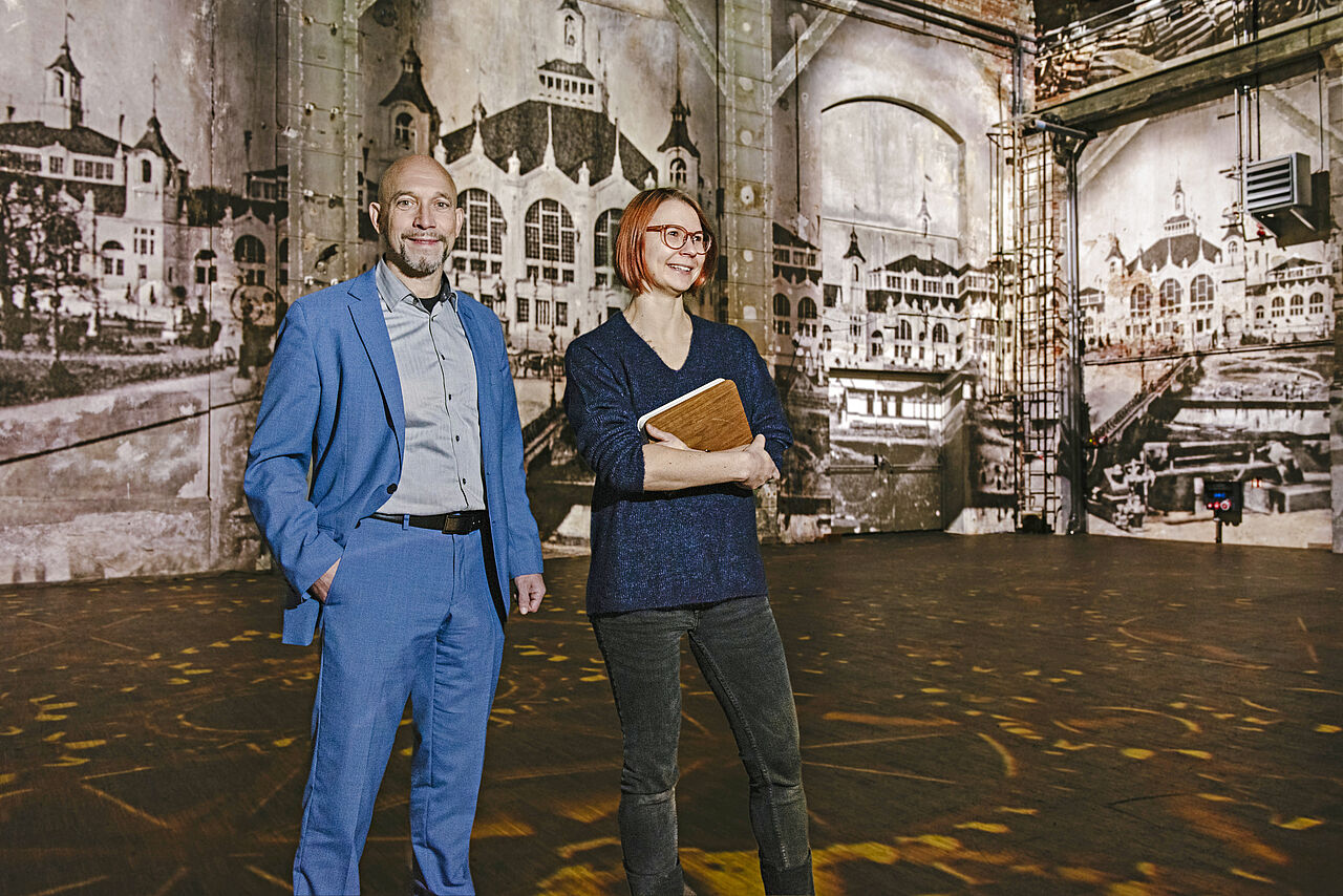 Dr. Enrico Ruge und Anne Roßburger besuchen die STIGA-360-Grad-Projektion im Leipziger Kunstkraftwerk