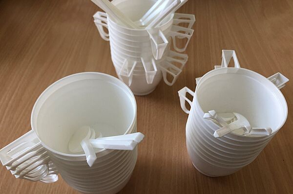 Ab 3.7.2021 in der EU verboten: Einwegplastik. (Foto: HTWK Leipzig) drei Stapel mit weißen Einweg-Plastiktassen und -löffeln