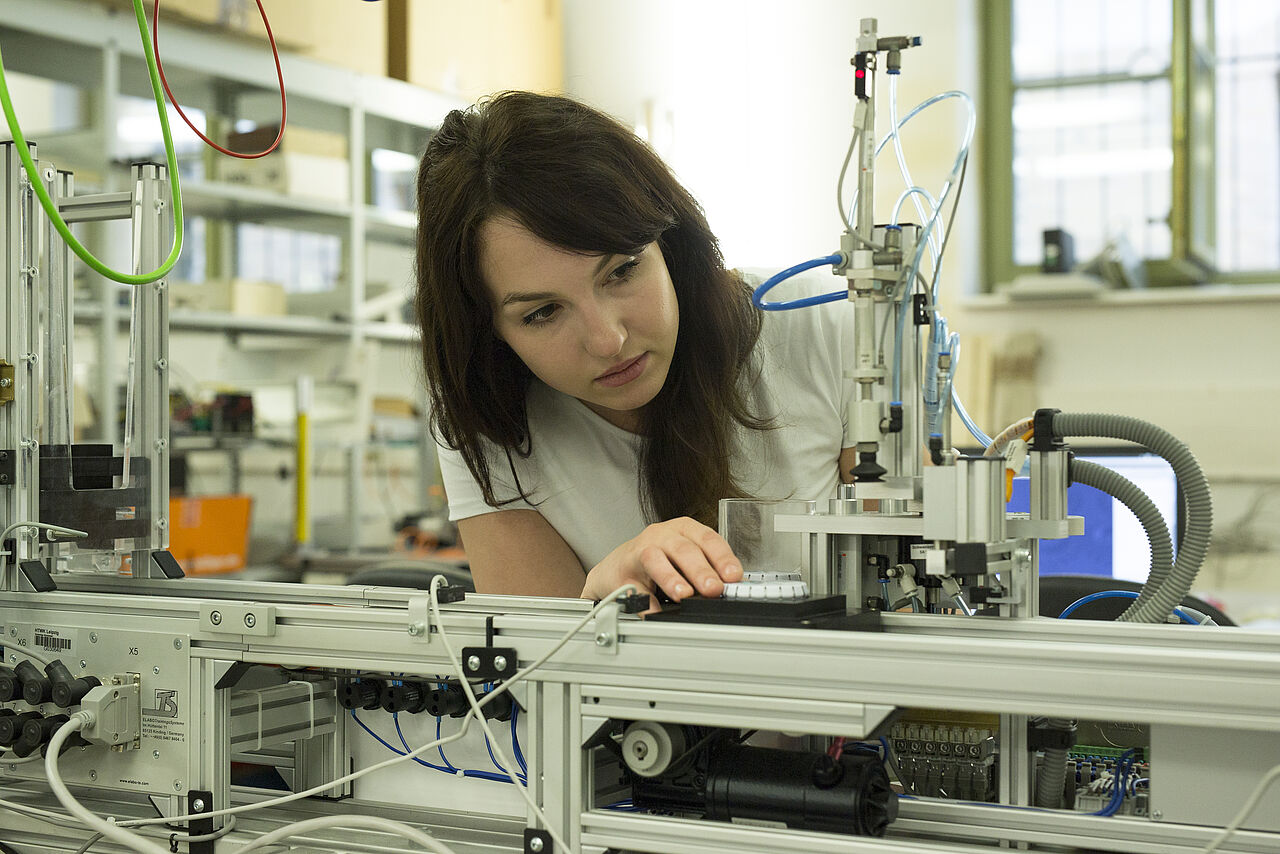 Eine Studentin im Labor der Fakultät Elektrotechnik bei einem Experiment.