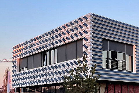 SOLAR.shell Transfer Gebäude mit SOLAR.shell-Fassade Südwestecke