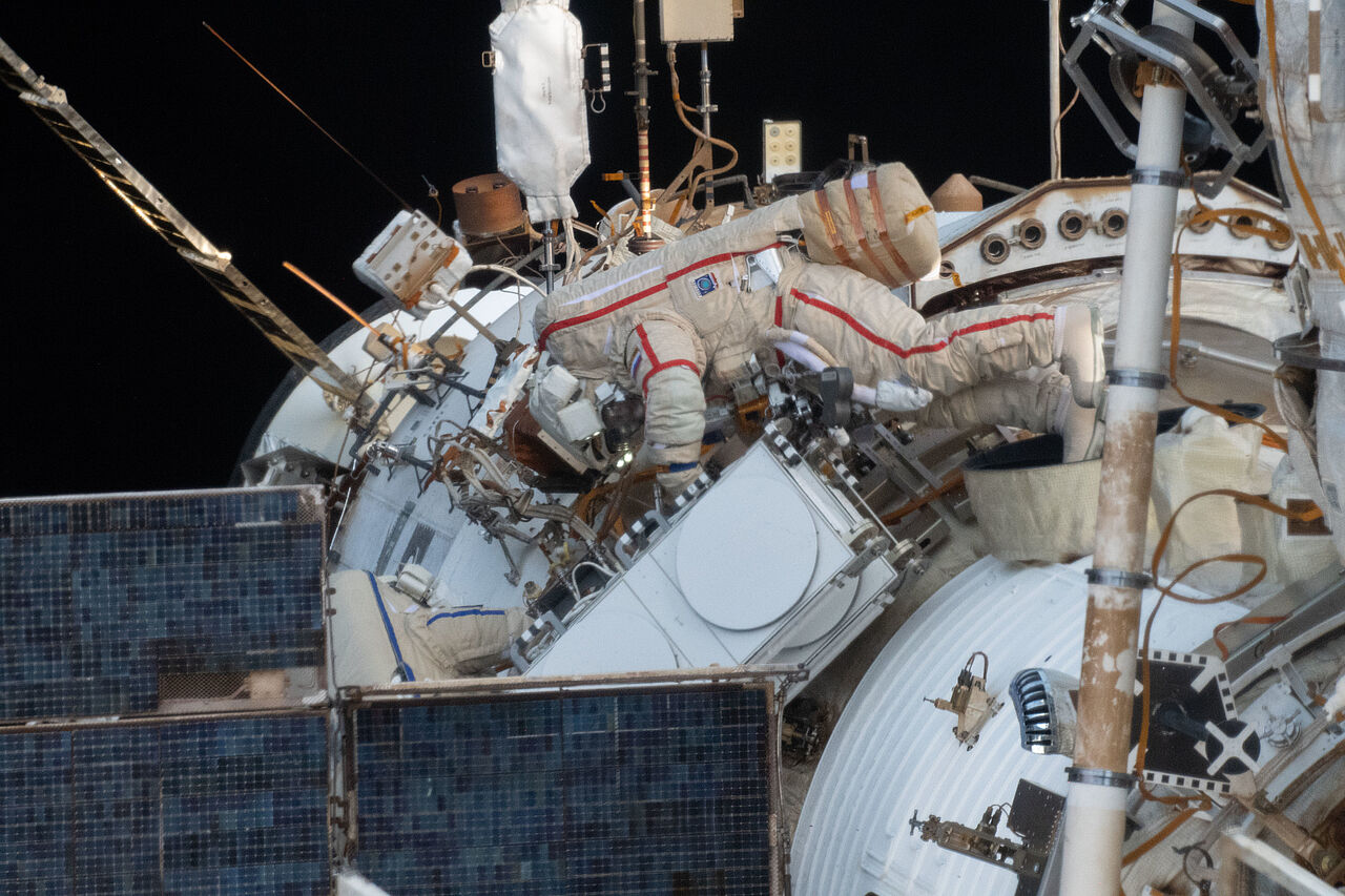 Ein Kosmonaut bringt die ICARUS-Antenne an der Raumstation ISS an