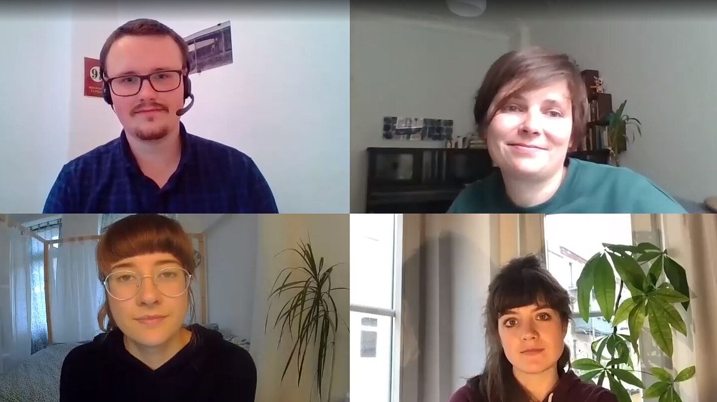 Bildschirmaufnahme von vier Personen in einem Online-Meeting.