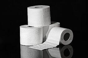 drei Rollen Toilettenpapier