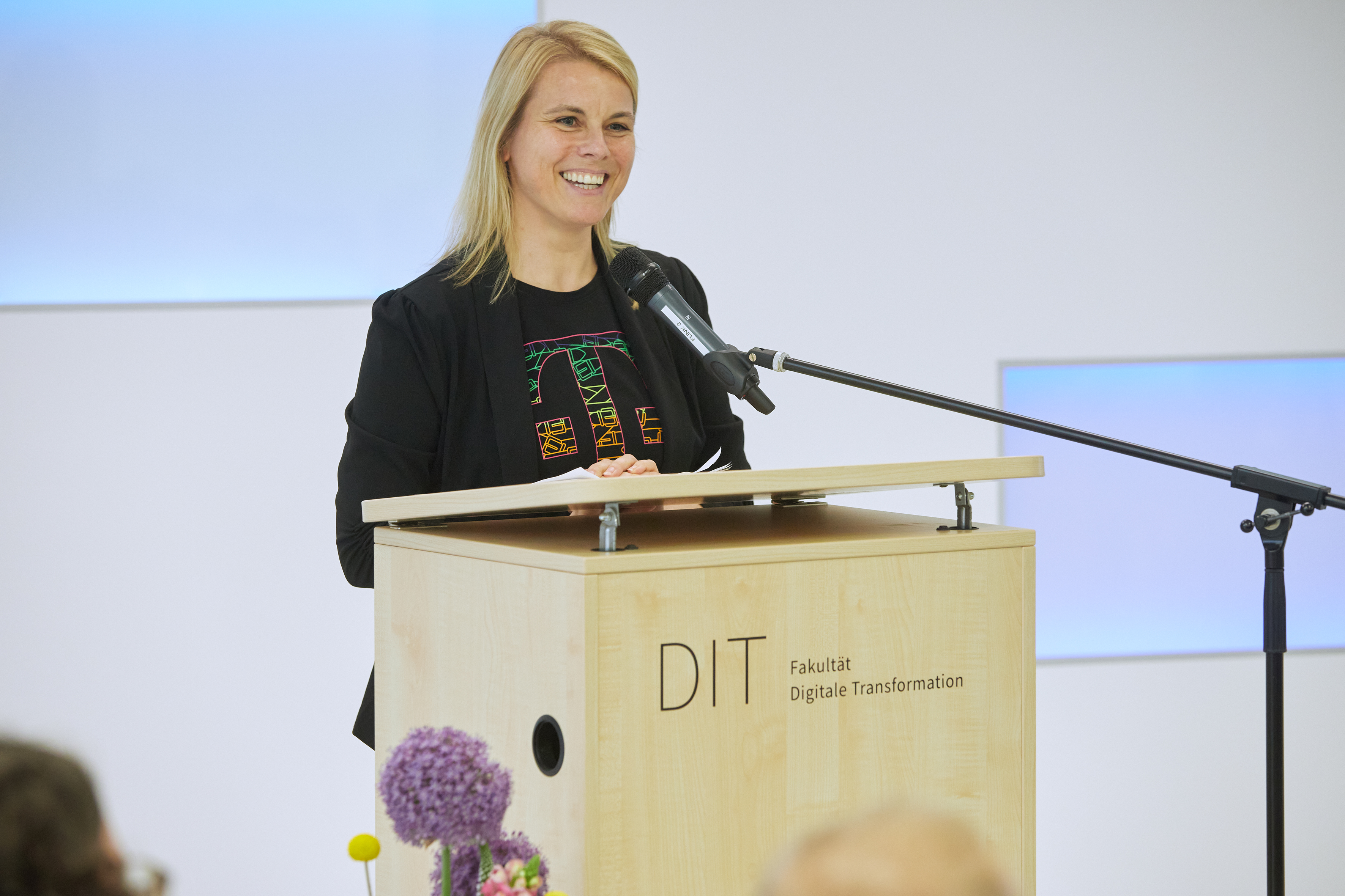 Daniella Encke Daniella Encke hält Grußwort am Rednerpult