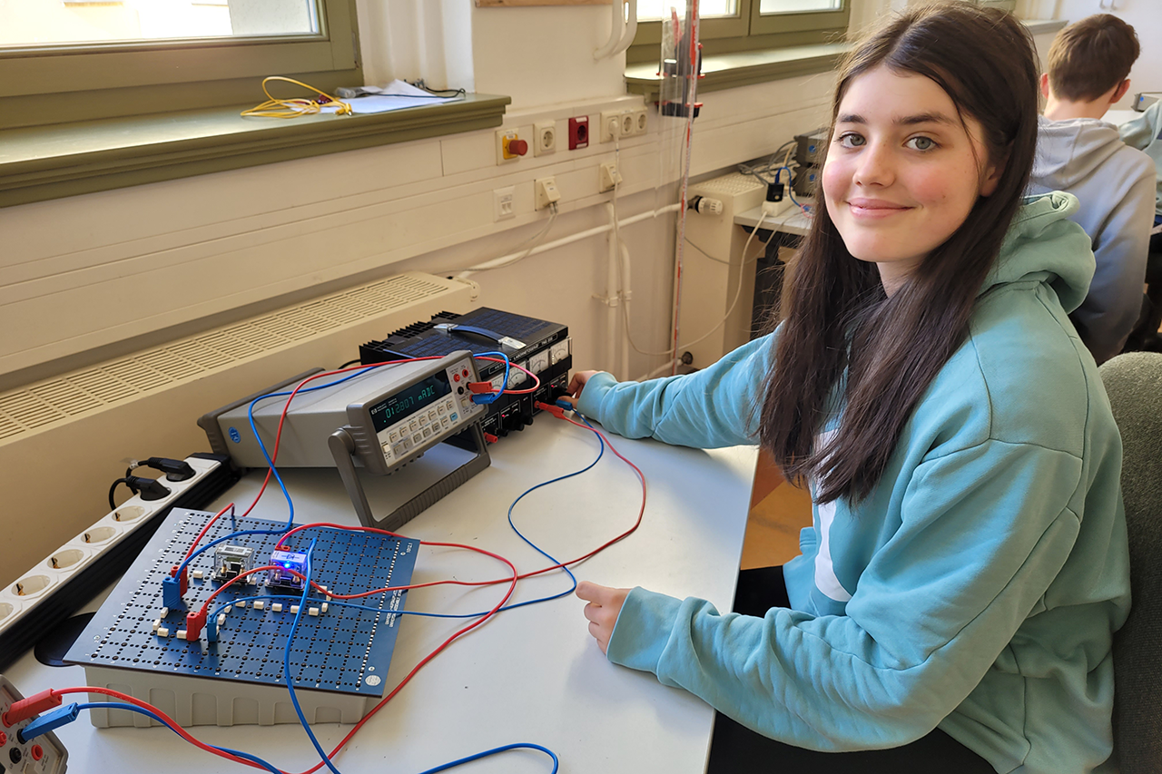 ExperiWatt 2023: Frida von der Werner-Heisenberg-Schule bei Experimenten an der Fakultät Ingenieurwissenschaften HTWK Leipzig © HTWK Leipzig