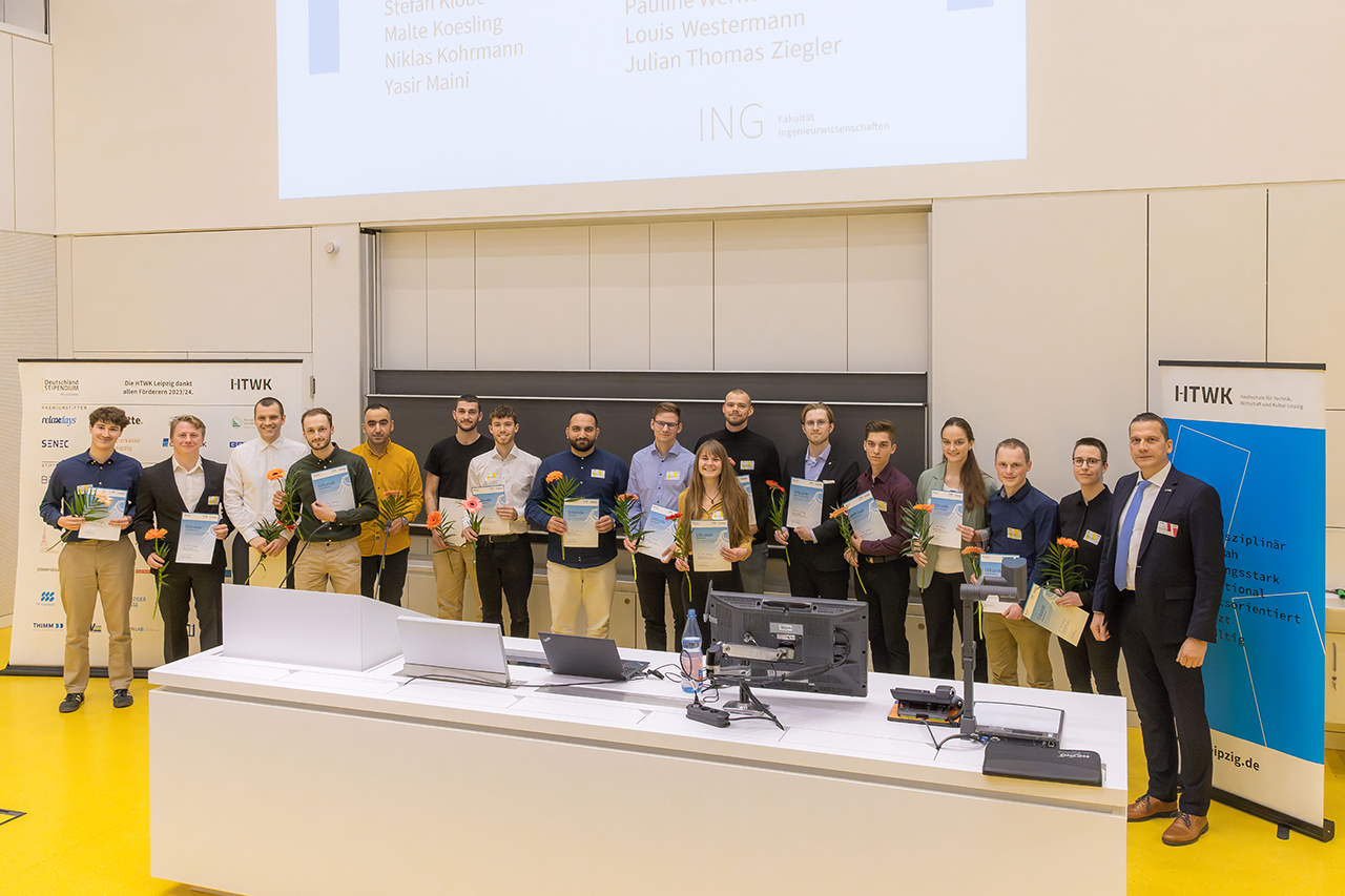 Deutschlandstipendium 2023/2024: Geförderte Studierende der Fakultät Ingenieurwissenschaften und Prof. Gero Guzek (rechts)