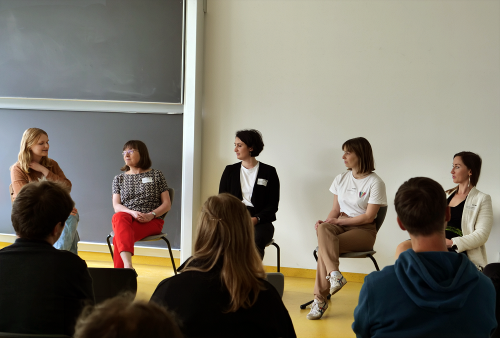 Foto: Diskussionsrunde unter anderem mit Prof. Anke Bucher (2.v.l.), M.Sc. Lydia Schott, M.Eng. Leslie Klawitter, und Dr. Olga Naumov 