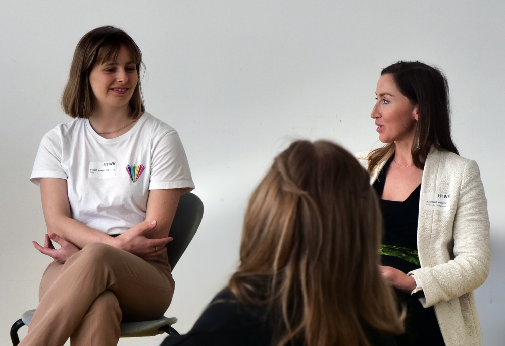 Foto einer Diskussion mit zwei Ingenieurinnen