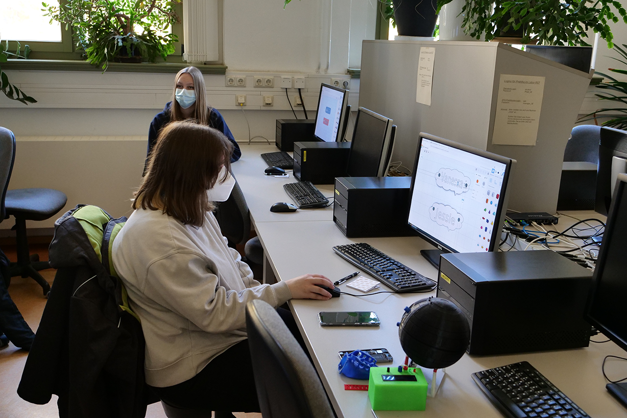 Foto von Schülerin am Computer