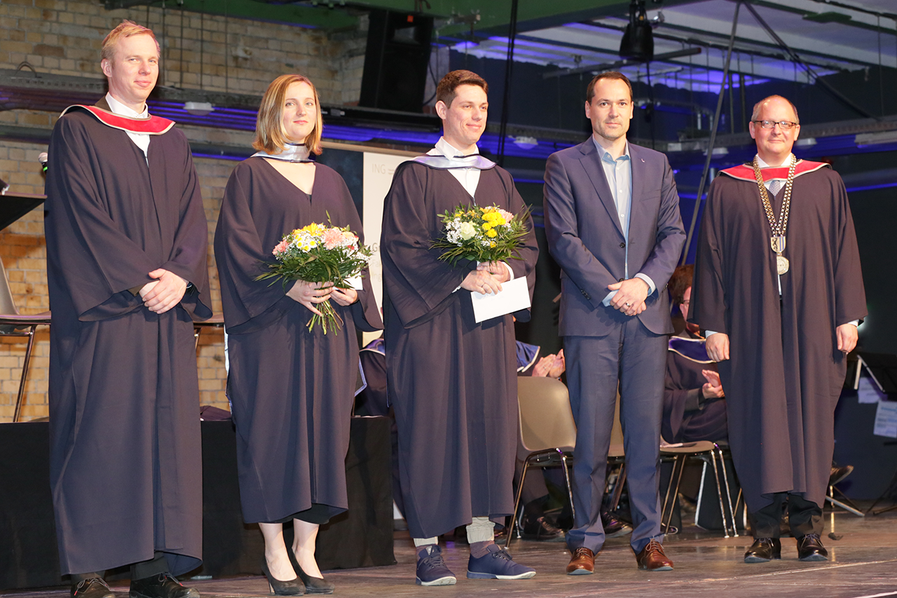Leipziger Energiepreis: Graduierungsfeier 2023 Fakultät Ingenieurwissenschaften - Dekan Prof. Stephan Schönfelder (links), Preisträger'innen (Mitte), Preisverleiher Jan Schubert Netz Leipzig GmbH (2. von rechts), Prof. Mark Mietzner Rektor HTWK Leipzig © Willi HTWK Leipzig