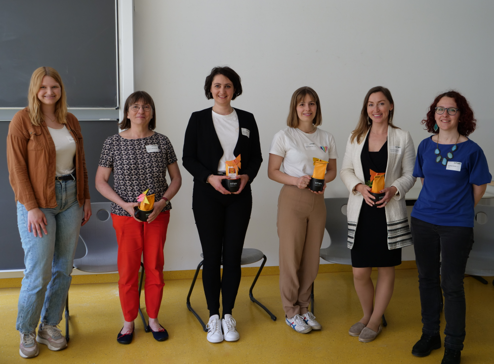 Foto mit Teilnehmerinnen einer Diskussionsrunde