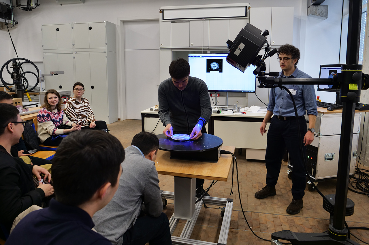 Teilnehmende beim 3D-Scanner