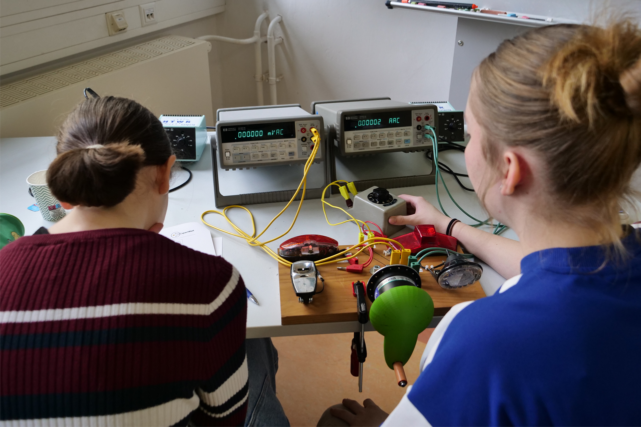 Zwei Schülerinnen vor Messgerät beim FitForFuture Experiment an der Kurbel