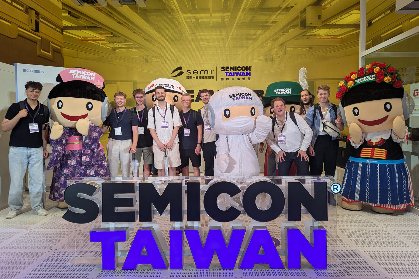 Gruppenfoto im Vordergrund große 3D-Schriftzug Semicon Taiwan zu sehen
