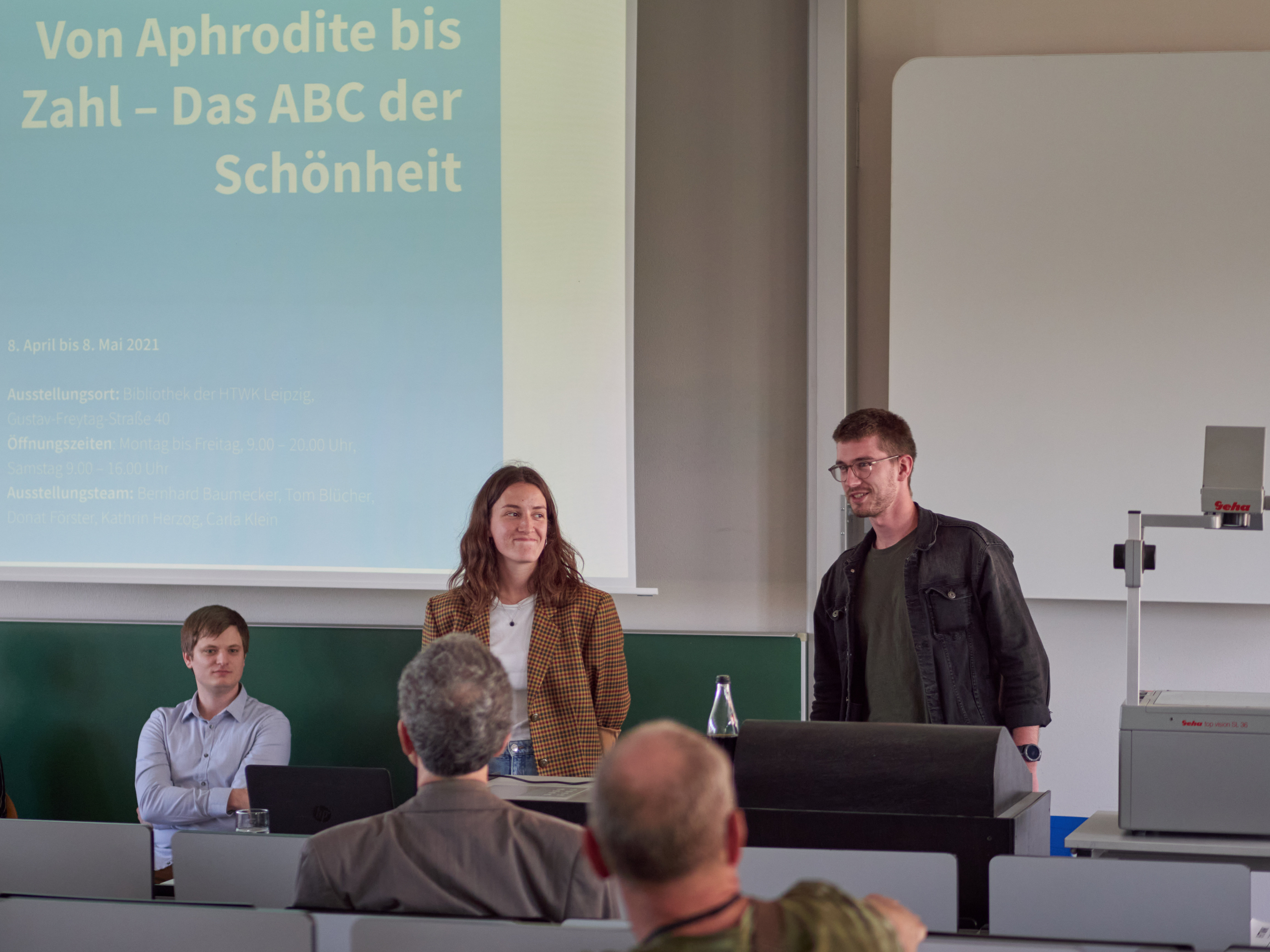 Vorstellung der Ausstellung "Das ABC der Schönheit" Das Ausstellungsteam der Ausstellung "Das ABC der Schönheit" berichtet den Gästen um was es gehen wird