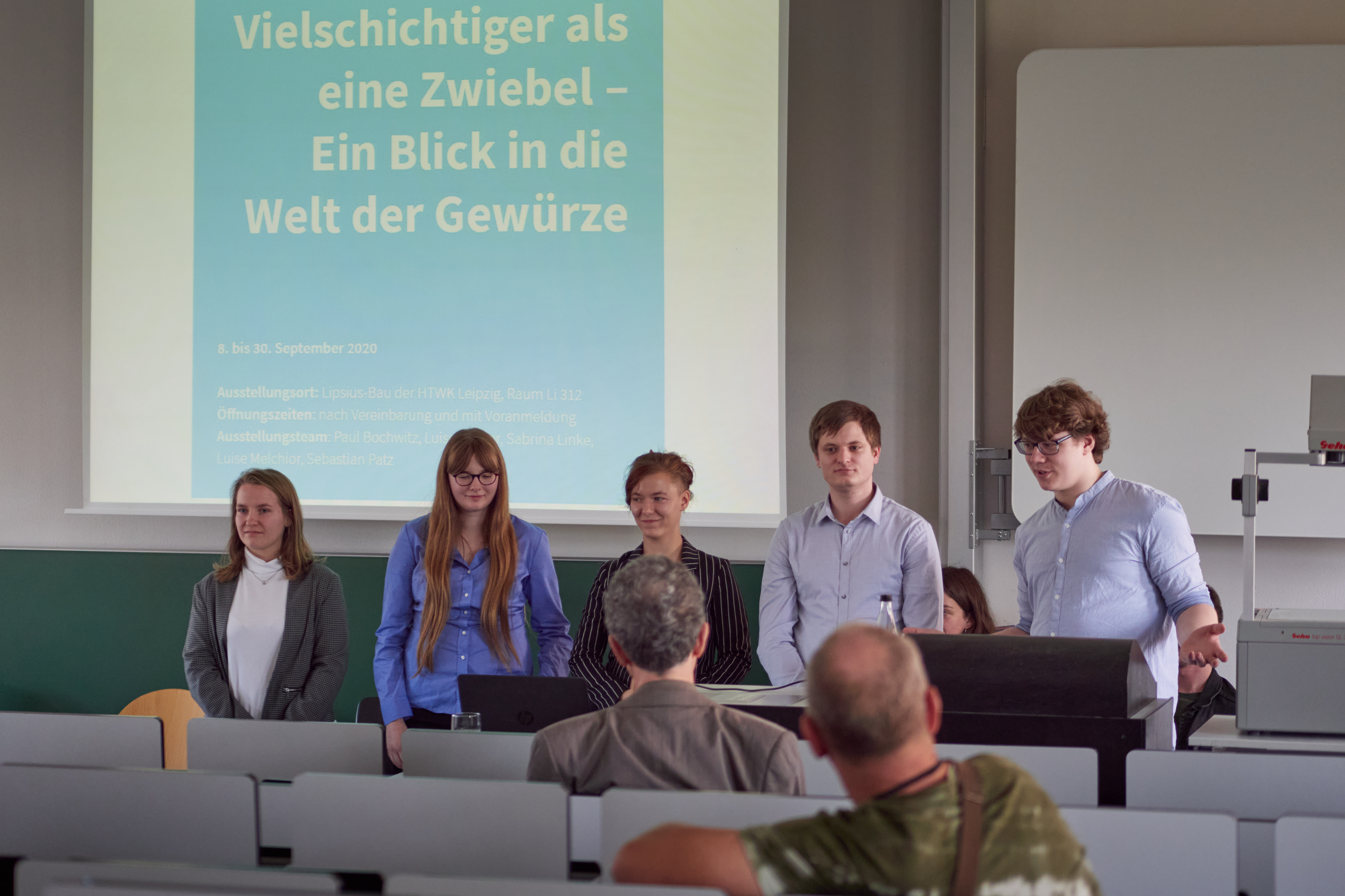 Vorstellung der Ausstellung "Ein Blick in die Welt der Gewürze" Das Ausstellungsteam berichtet den Gästen um was es gehen wird