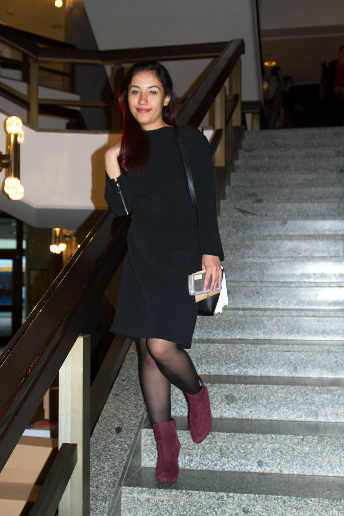Elaha Fakhri trägt ein elegantes Kleid und läuft eine Treppe im Leipziger Gewandhaus hinunter