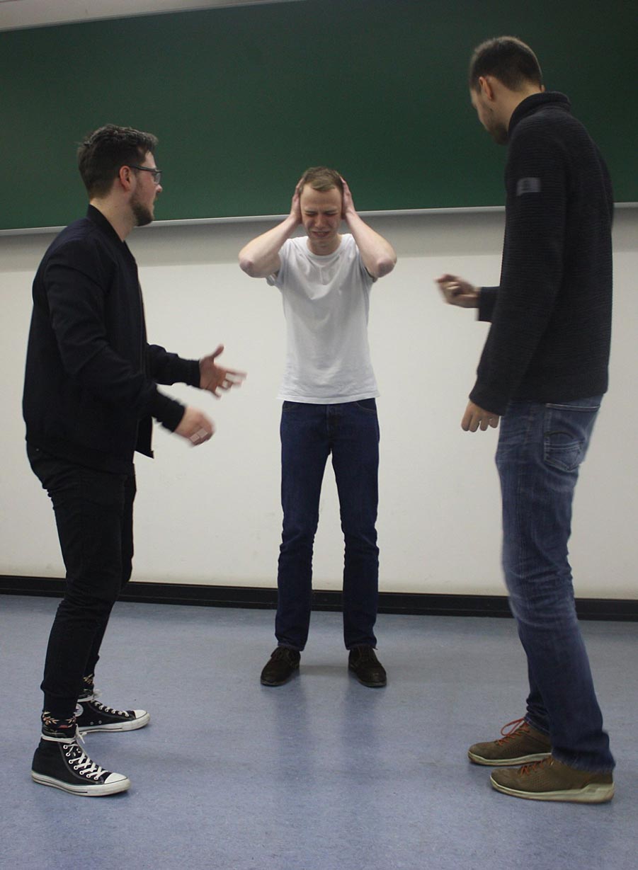 Szene Schwarzpulver (Foto: Franz Anders) Auf dem Foto sind drei Personen zu sehen, die eine improvisierte Szene spielen.