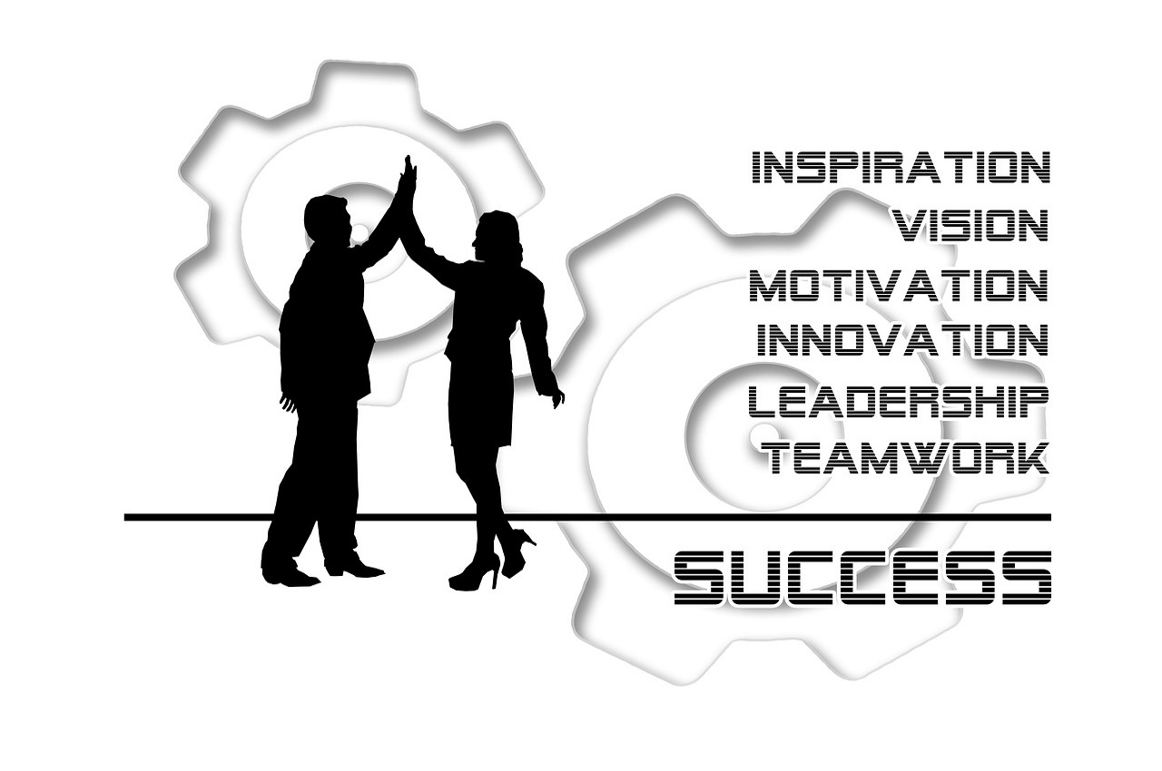Eine Zeichnung von einem Mann und Frau, die sich abklatschen. Im Hintergrund bilden Wörter wie Teamwork und Innovation in der Summe das Wort Success