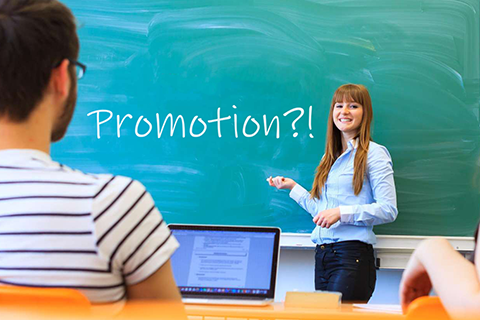 Eine Studentin schreibt an die Tafel die Worte "Promotion?!"