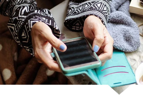 Bild von Händen am Smartphone zur Bewerbung der HTWK-App-Familie Bild von Händen am Smartphone zur Bewerbung der HTWK-App-Familie