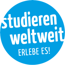 Schriftzug "Studieren weltweit - Erlebe es!" in weiß auf blauem Hintergrund