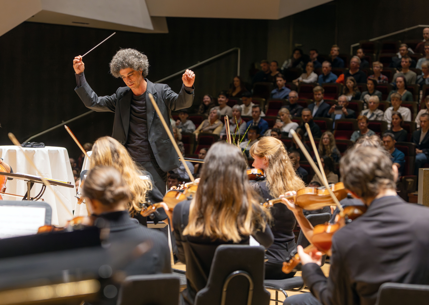 Das musizierende HTWK Orchester im Gewandhaus.