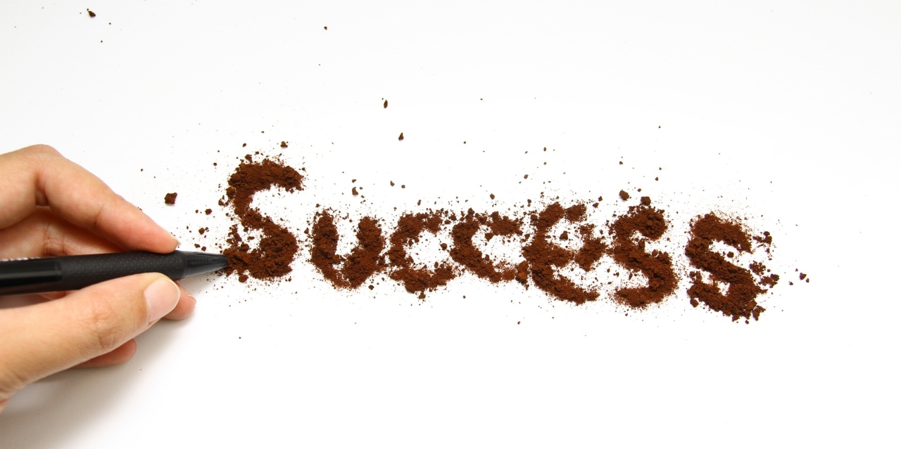 Schriftzug 'success' aus Kaffeepulver