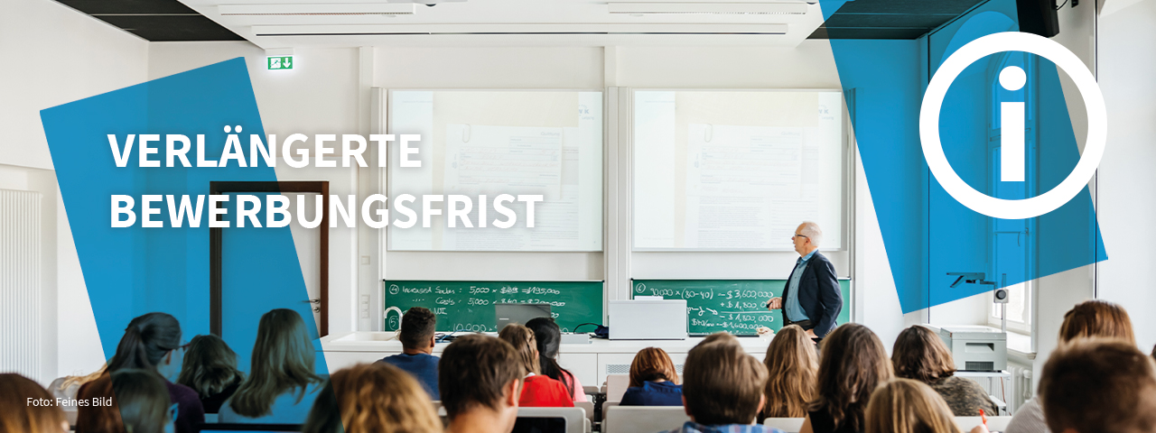 Blick in einen Hörsaal mit einer Tafel in der Mitte, vor der ein Professor steht, der Studierende unterrichtet. Auf dem Bild befindet sich die Headline "Verlängerte Bewerbungsfrist" und ein Informationssymbol. 