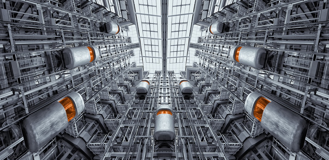 Futuristisches Treppenhaus mit orangefarbenen Fahrstühlen