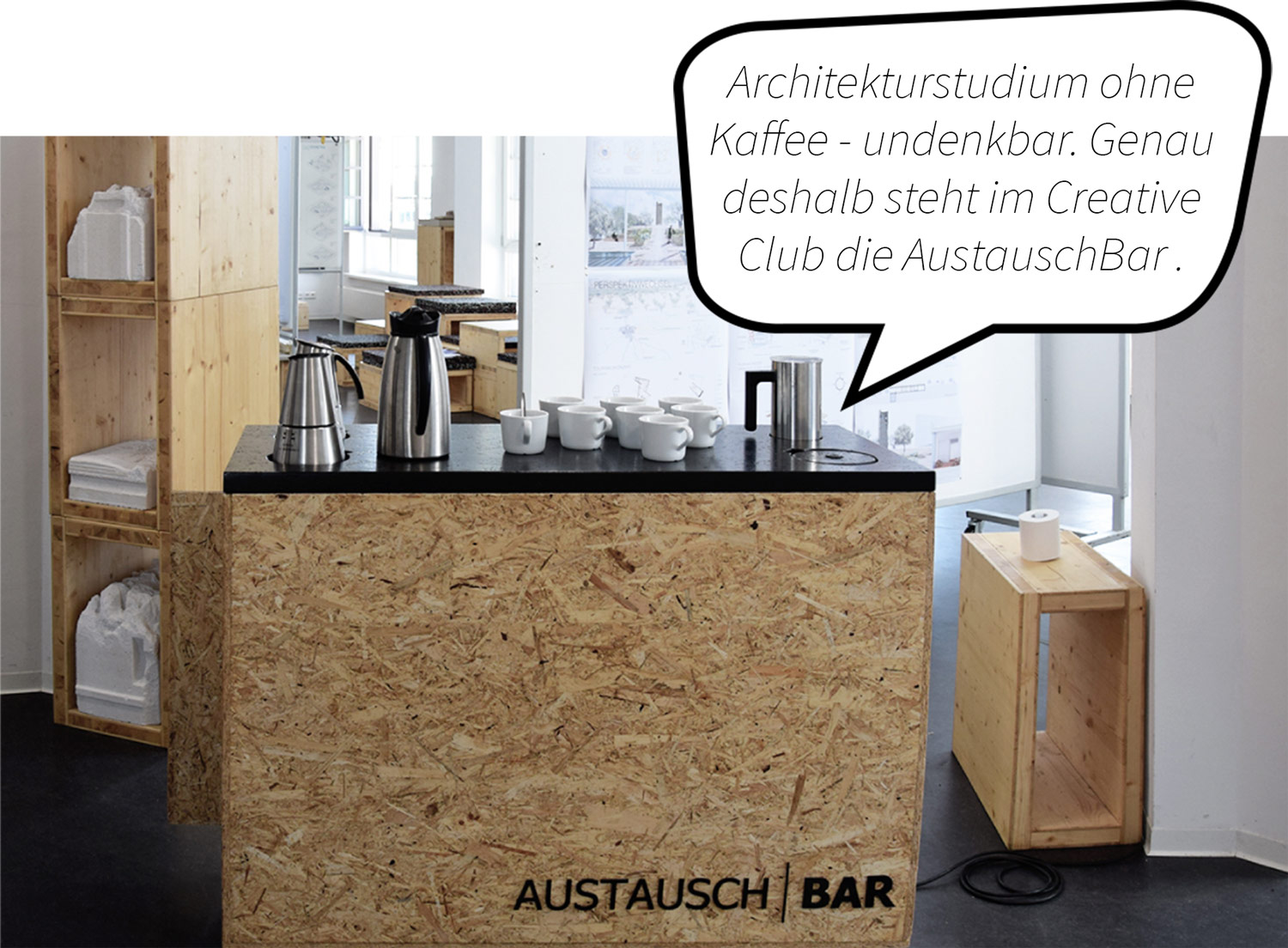 Selbstgebauter Tresen mit Kaffekannen und Kaffeegeschirr. Sprechblaentext: Architekturstudium ohne Kaffee - undenkbar. Genau deshalb steht im Creative Club die Austauschbar.
