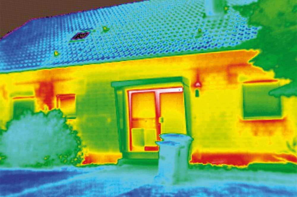 Thermografie: Frontalabbildung eines Gebäudes mit unterschiedlichen Wärmebrücken.