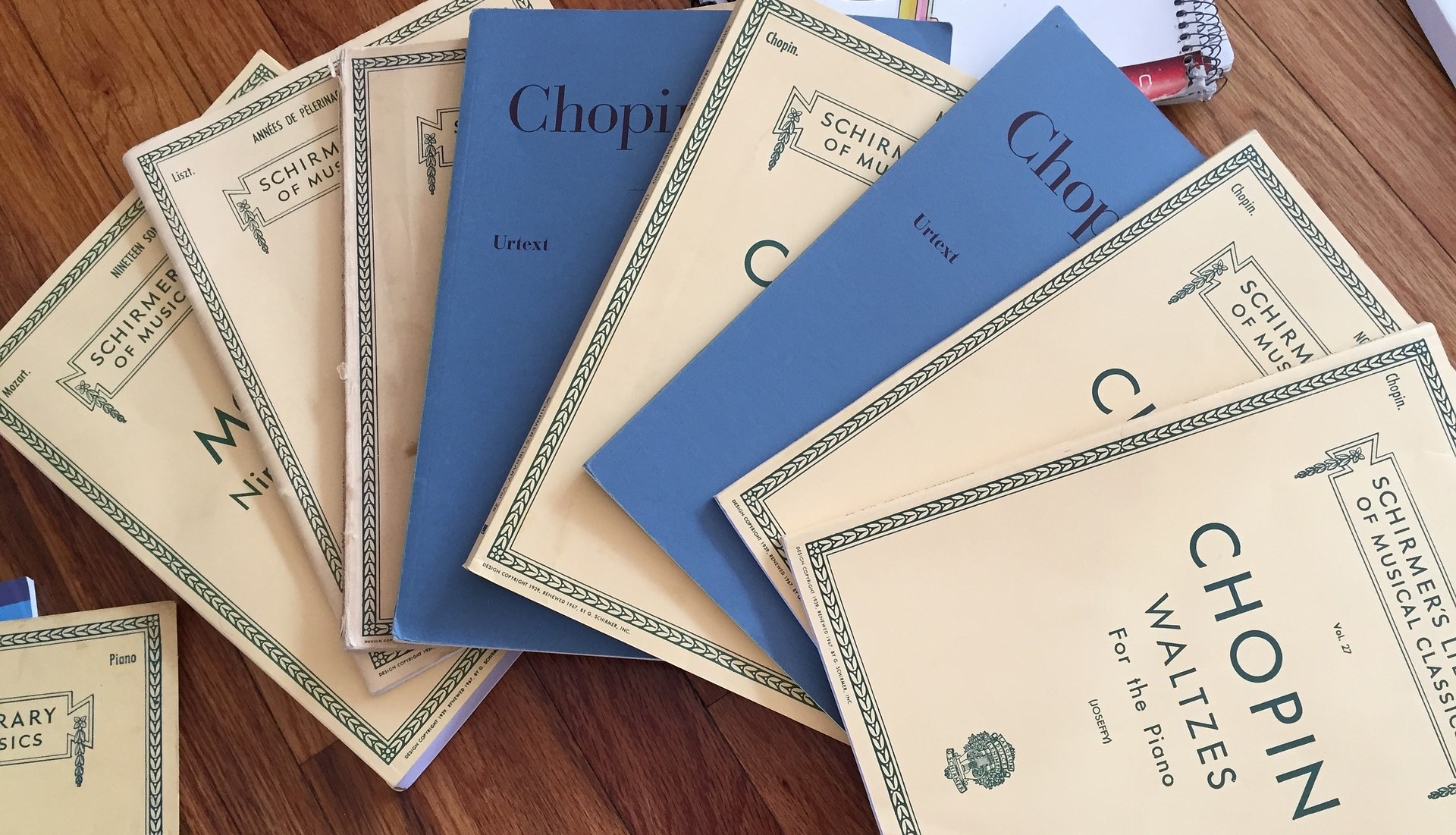 Musikbibliotheken Mehrere Notensammlungen liegen fächerartig auf einem Tisch.