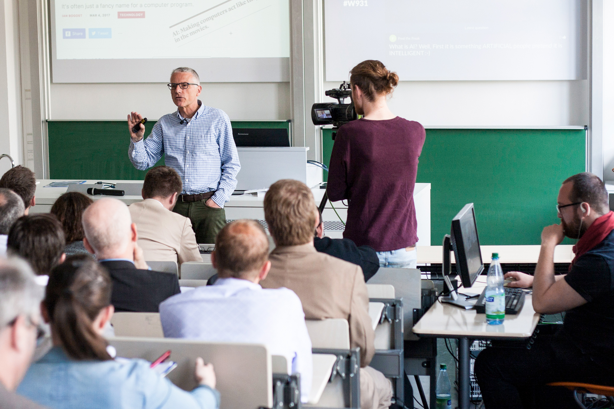 Vortrag im Hörsaal für Studierende, Alumni und Fachkräfte aus dem Bereich Personalmanagement.