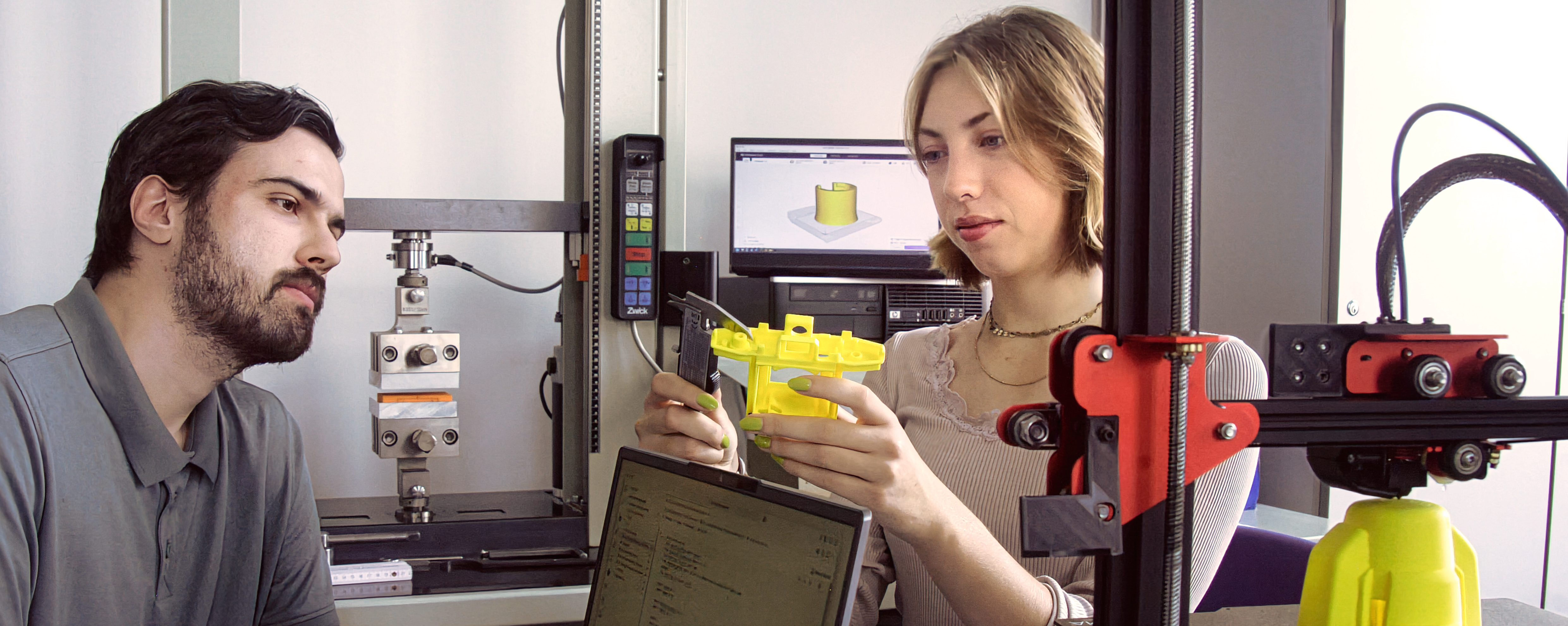 Headerbild Bachelorstudiengang 3D-Druck und funktionale Oberflächen Zwei Studierenden betrachten gemeinsam ein Objekt, welches mit Hilfe Additiver Fertigung hergestellt wurde.