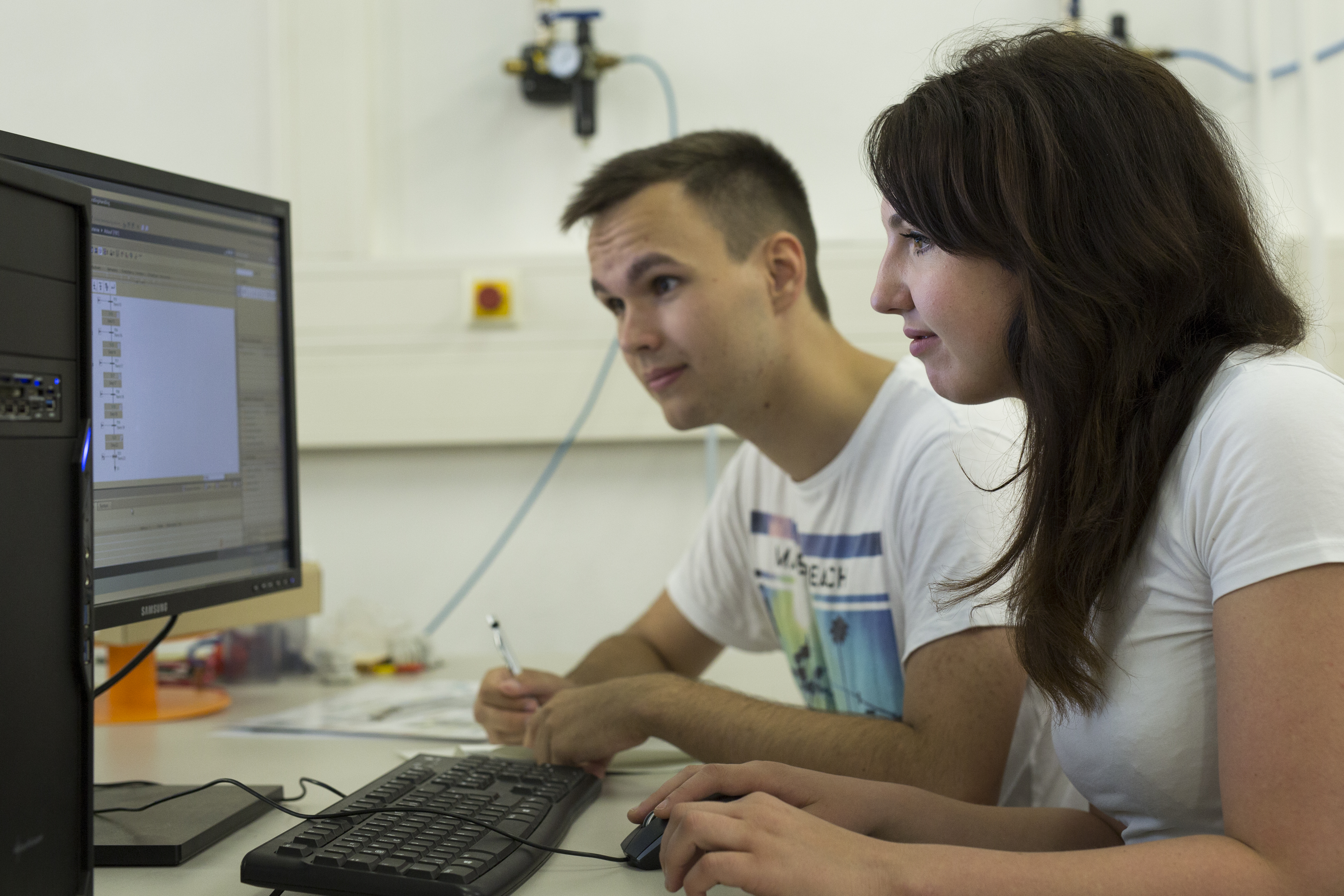 Zwei Studenten programmieren am PC.