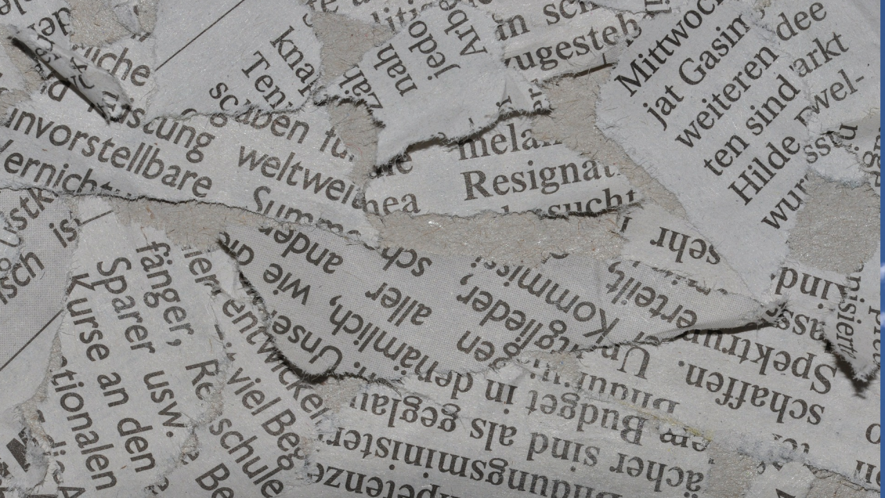 Mehrere Schichten von Zeitungsausrissen liegen über einander