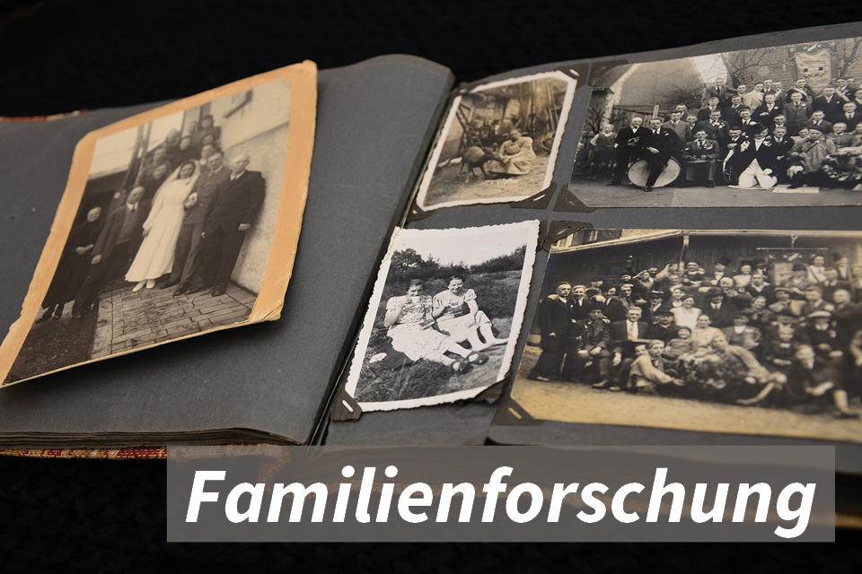 Abbildung eines aufgeschlagenen alten Fotoalbums mit fünf schwarz-weiß Bildern.