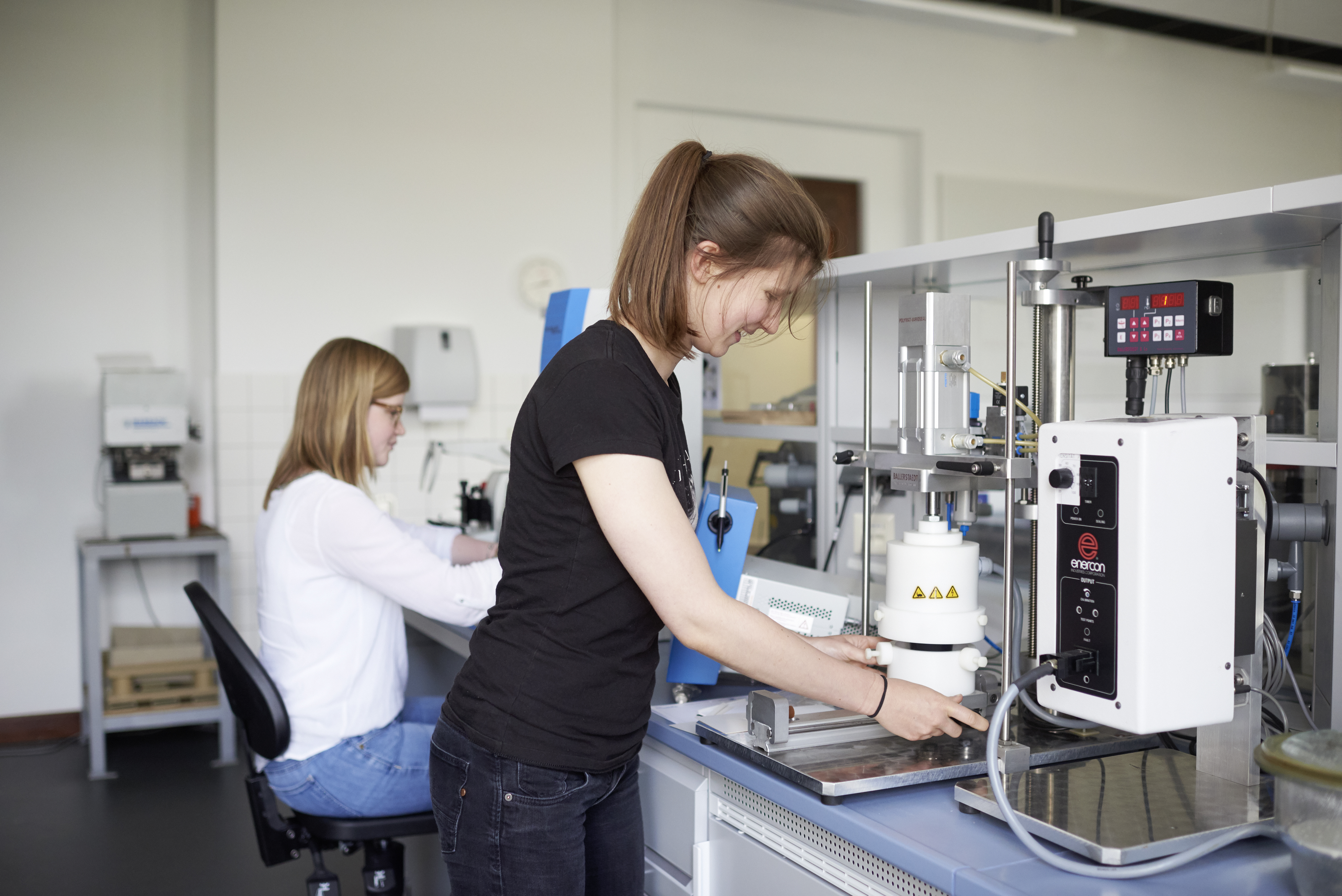 Zwei Studentinnen im Verpackungslabor arbeiten mit Geräten.