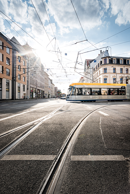 Die neueste Tram-Generation der Leipziger Verkehrsbetriebe auf der Linie 4 an der Ecke Georg-Schumann-/Lindenthaler Straße