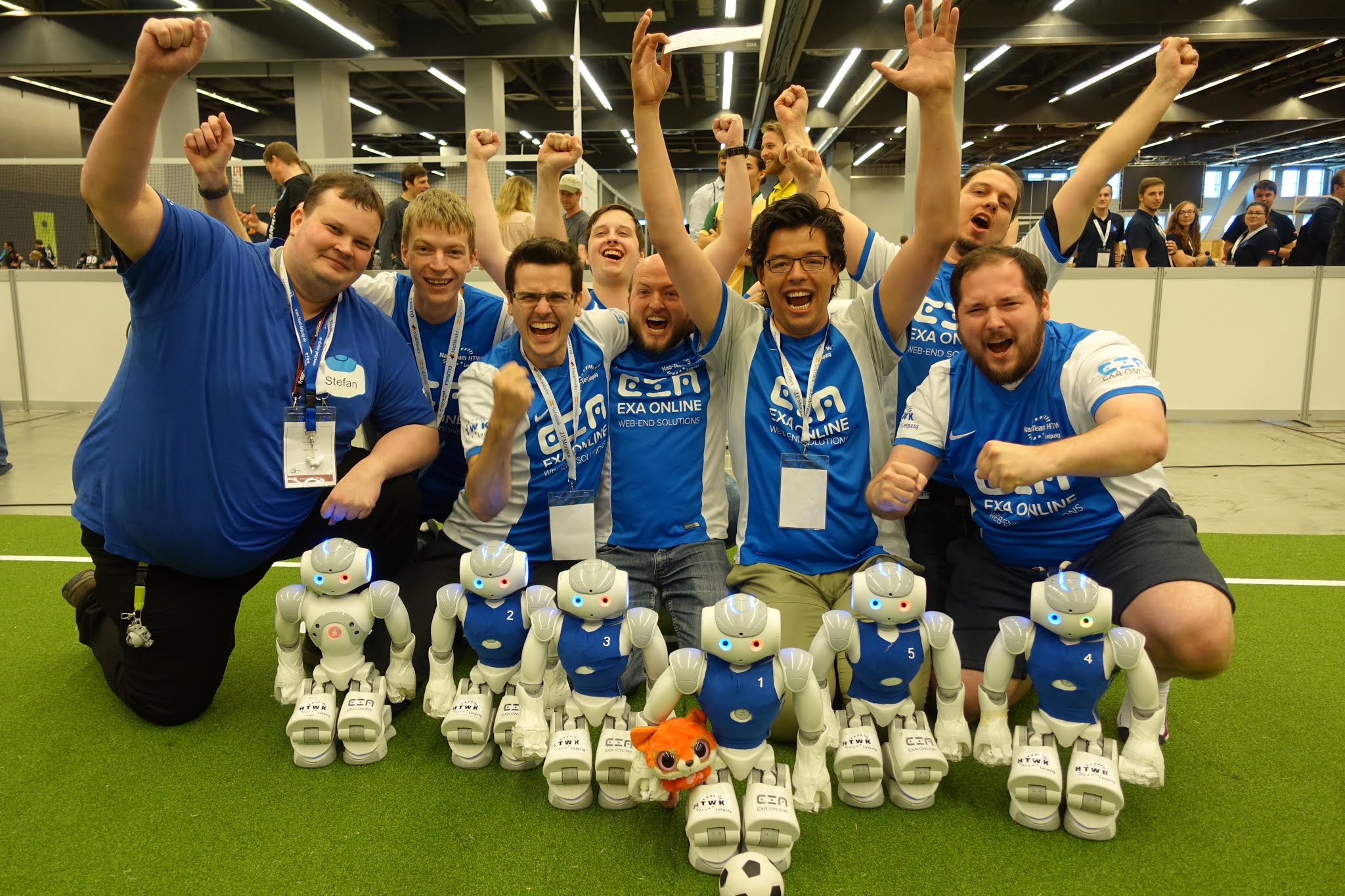 Der frischgebackene Weltmeister: Das Nao-Team HTWK nach seinem Sieg in Montreal. (Foto: Nao-Team HTWK) Der frischgebackene Weltmeister: Das Nao-Team HTWK nach seinem Sieg in Montreal. (Foto: Nao-Team HTWK)