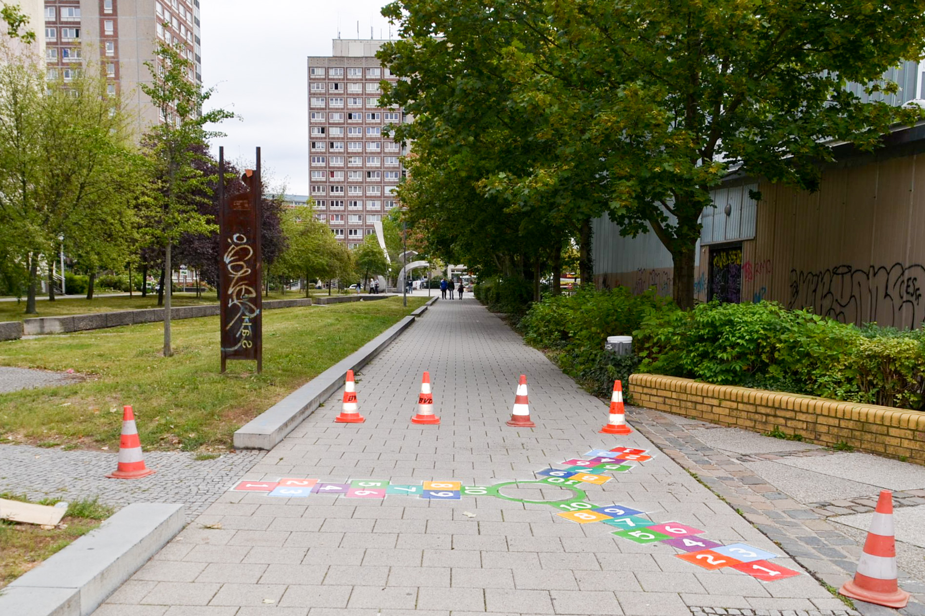 Bunte Wege in Leipzig-Grünau Eine der vielfältigen Aktionen von „Grünau bewegt sich“: Bunt markierte Wege sorgen für mehr Spielgelegenheiten im Alltag.