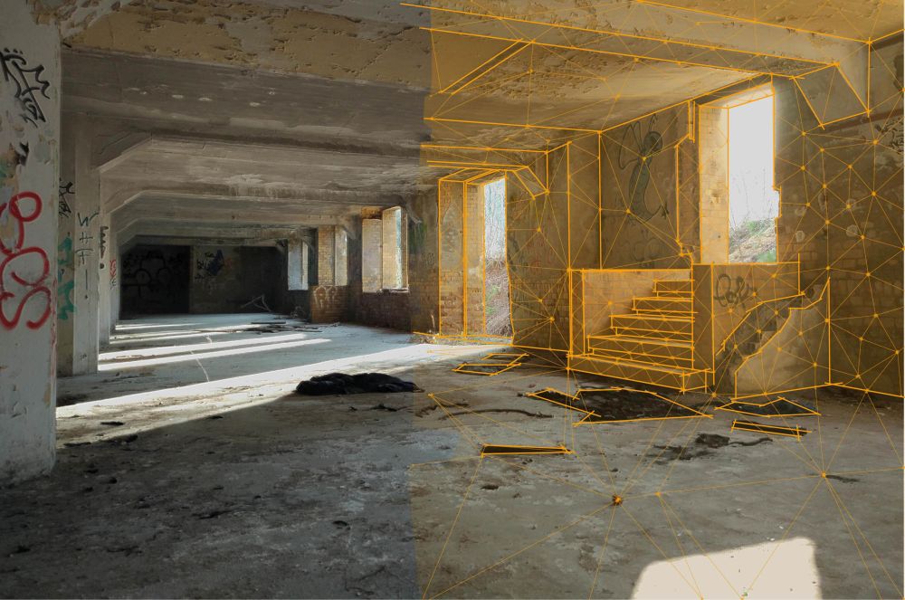 Blick in ein leerstehendes Fabrikgebäude, dessen Kanten digital nachgezeichnet wurden.