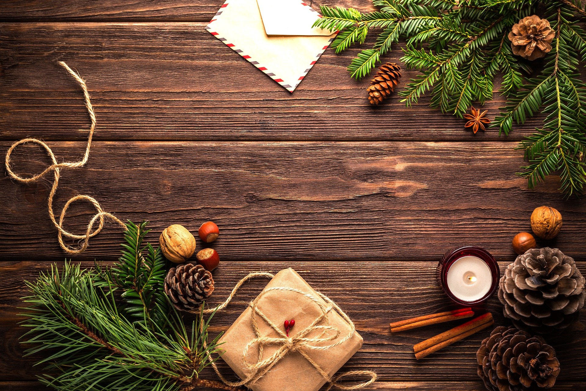 Verpackung und Deko aus Natur- oder Recycling-Materialien machen Geschenke individuell. (Foto: Daria Jakowlewa/pixabay) Holzbohlen mit Tannengrün, Nüssen und einem Geschenk