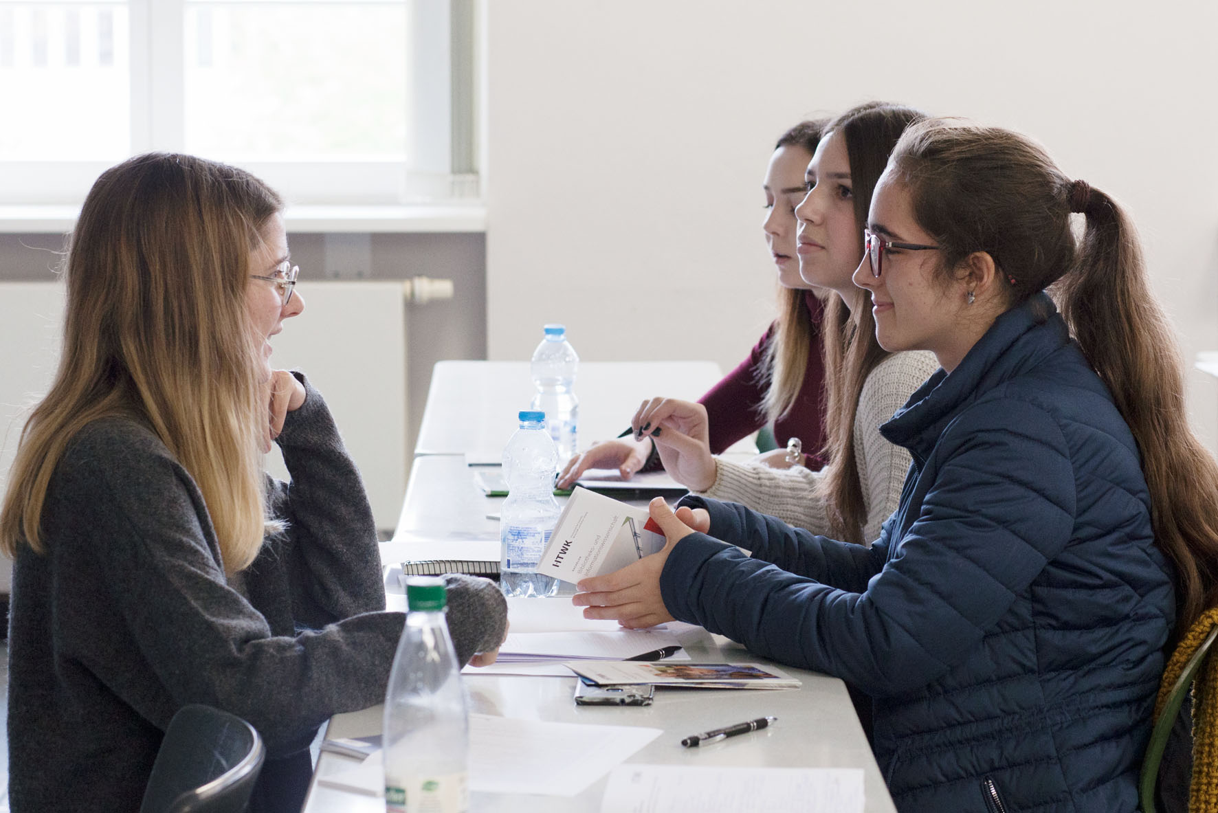 Gemeinsamer Austausch untereinander ist auch bei der Studienorientierung wichtig. (Foto: Lisa Gathmann/HTWK Leipzig) Schülerinnen im Gespräch
