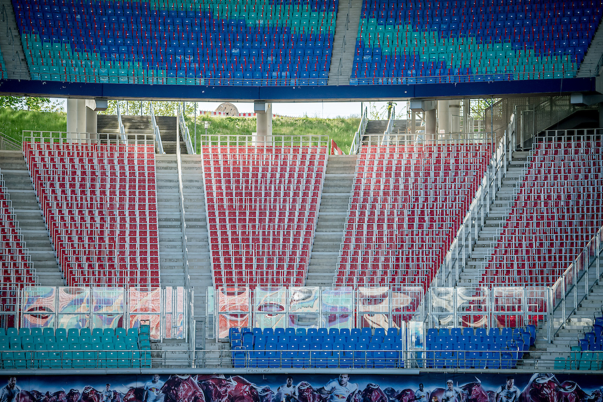 Die bisherige Bestuhlung des Stadions wird nachhaltig ersetzt (Bild: motivio)