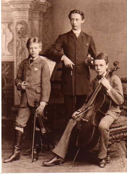 alte Fotografie aus dem 19. Jahrhundert mit drei jungen Männern in Sepia
