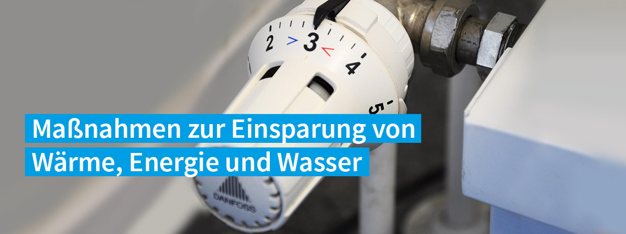Symbolbild zum Thema "Energiesparen" mit einem Thermostat darauf. Auf dem Bild befindet sich die blau unterlegt Headline: "Maßnahmen zur Einsparung von Wärme, Energie und Wasser"